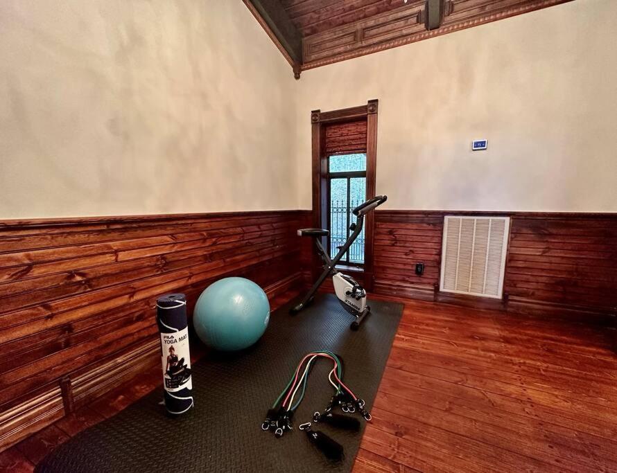 5 Bedroom Estate Near Casino And Downtown Бристоль Экстерьер фото